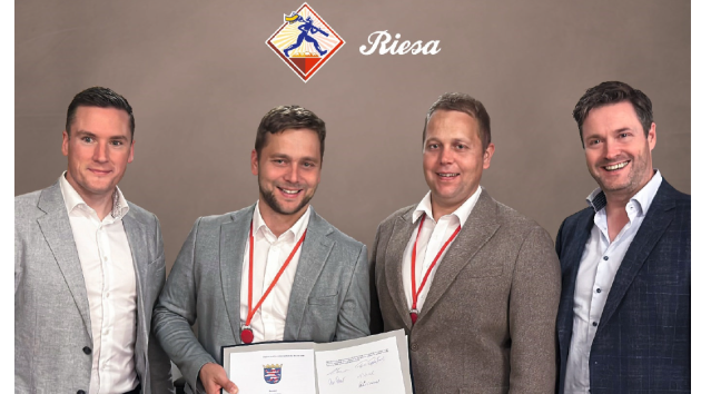Irische Investoren übernehmen Mehrheit an Teigwaren Riesa - v.l.: Warren Codd (CFO BiaVest), André Freidler und Oliver Freidler (Alb-Gold Teigwaren) sowie Hilliard Lombard (CEO BiaVest) - Quelle: Alb-Gold Teigwaren